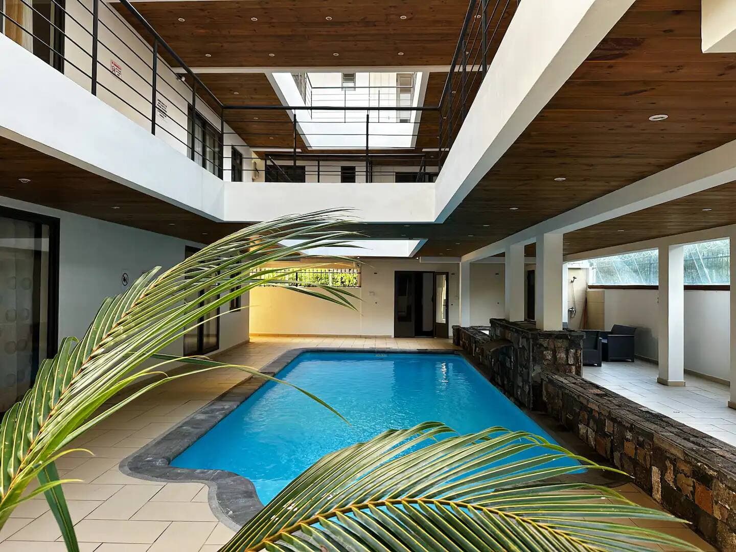 Apt with Pool & Gym · Near Amenities & Beach