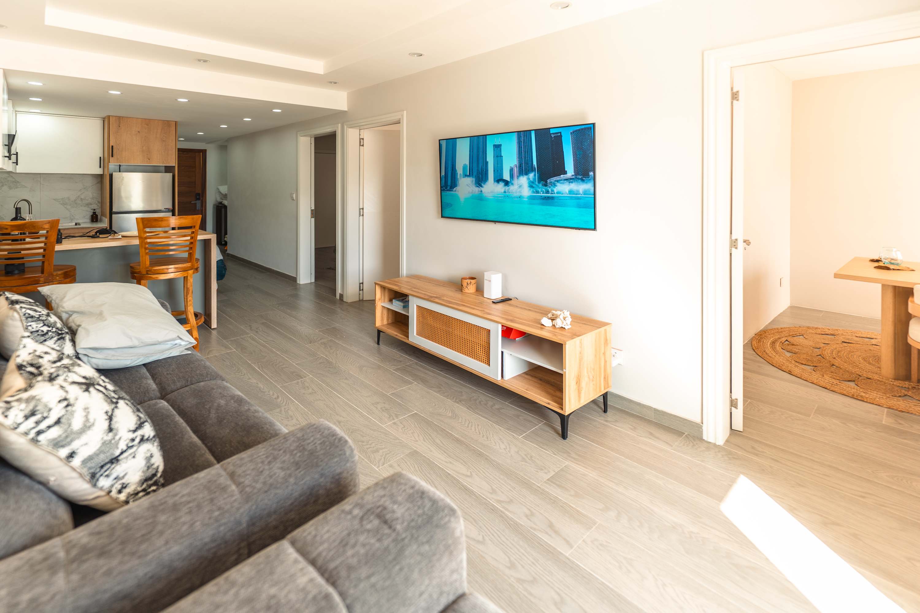 Modern Sea View Apt with Pool, 4 Min to Beach
