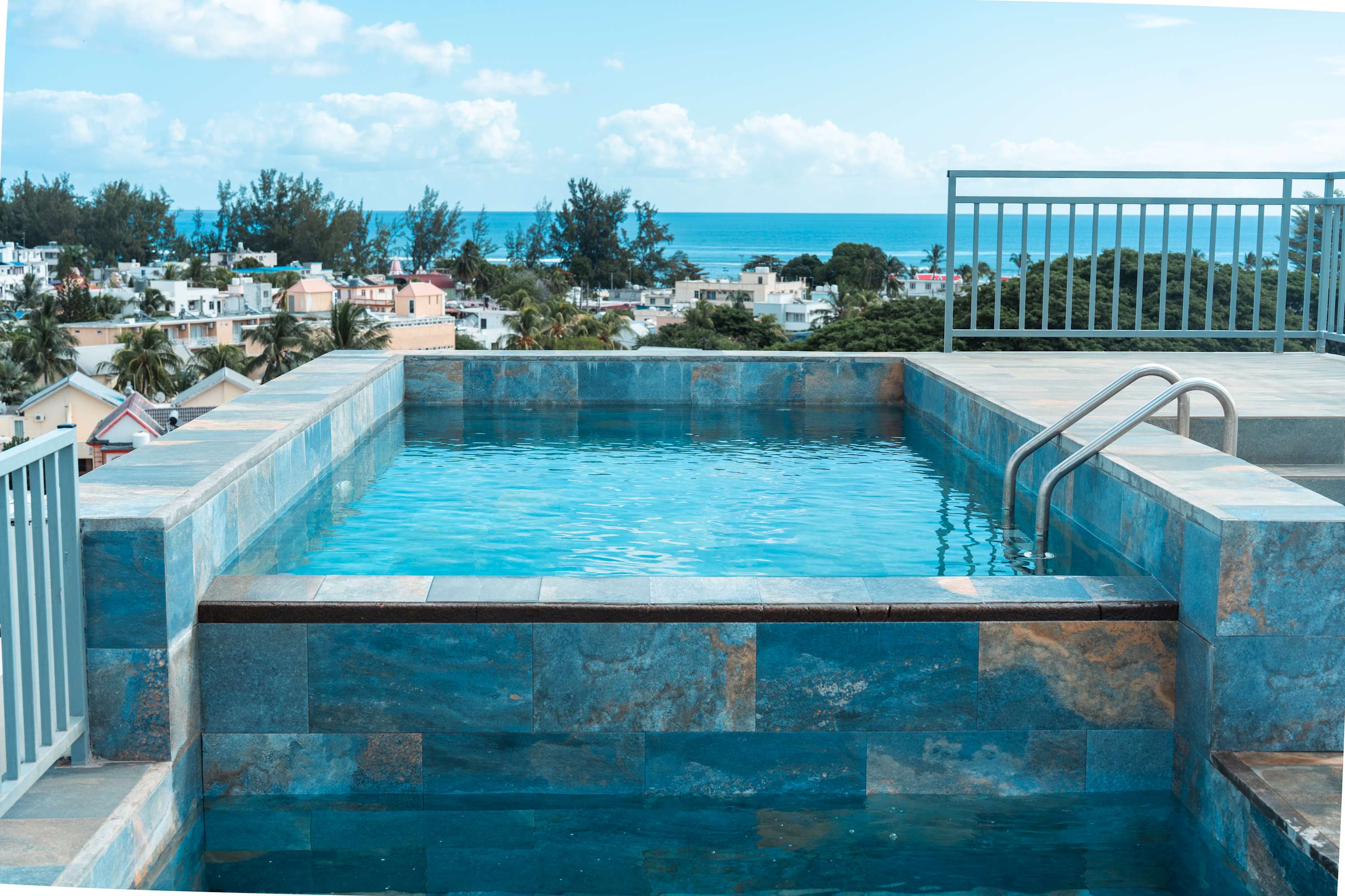 Apt with Rooftop Pool · Sunset Views